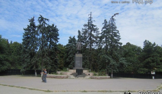 Памятник Ленину рядом со входом в парк Горького